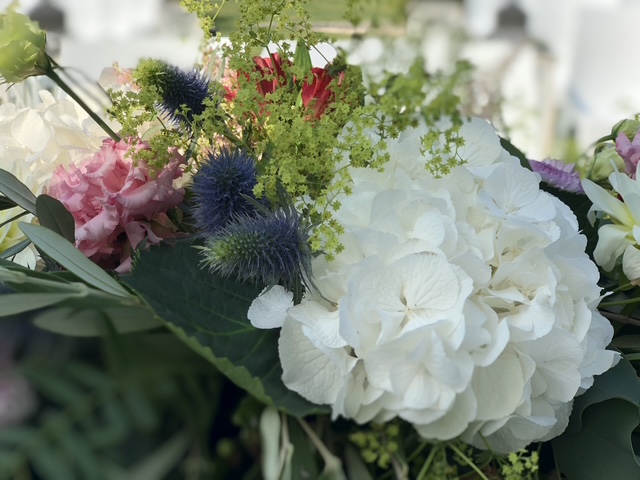 Elegant blomsterarrangement med hortensia ved bryllupsseremoni