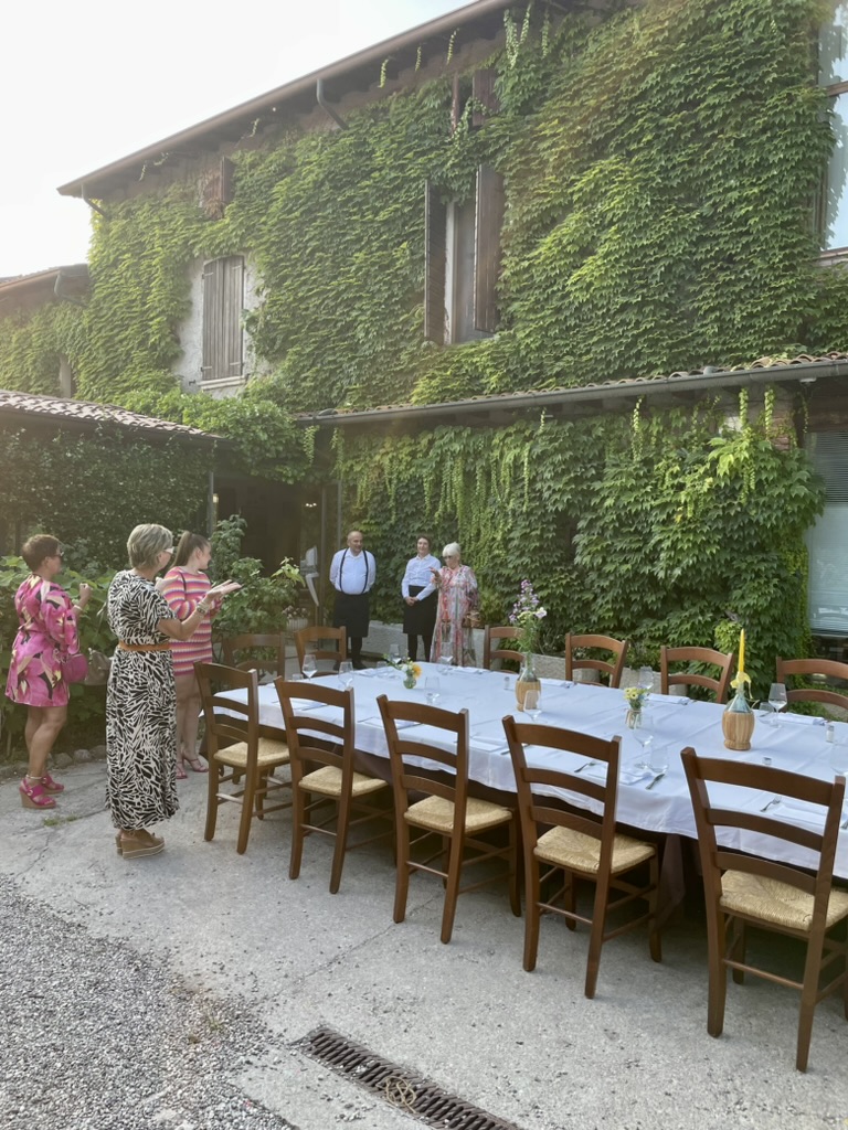 Langbord med grønn vegg